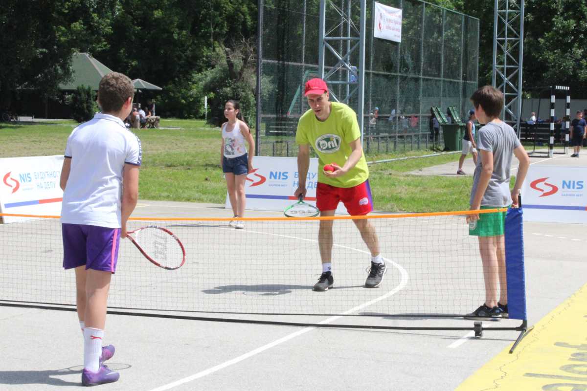 Održana besplatna škola tenisa za decu na Adi